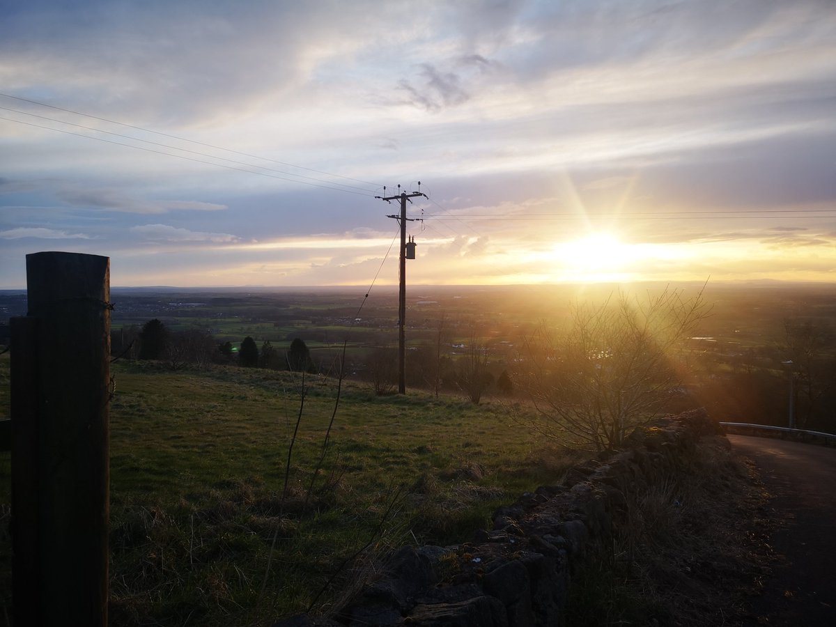 smity_873's tweet photo. #walkwithcharlie
Evening walk to clear my head, very lucky to be able to walk out my door and be surrounded by beautiful views 🌄 https://t.co/HoDvzDWsZl