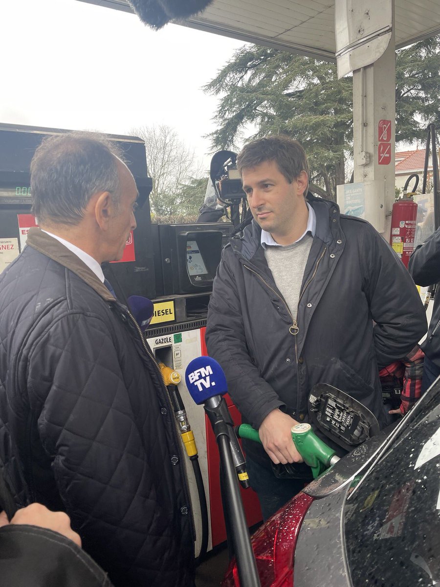 Nain_Portekoi's tweet photo. Le client lambda croisé TOTALEMENT par hasard par Eric Zemmour à la station-service.
Voilà.
#EricZemmour Ment
#EricZemmourMent
#EricZemmourMentToutLeTemps https://t.co/iFUEgPZvFg