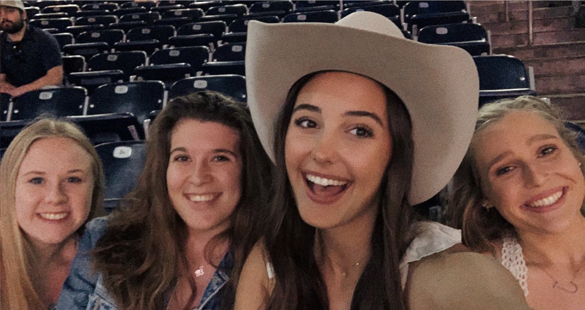 dickens_ally's tweet photo. #RODEOHOUSTON https://t.co/YURIZRJyYp