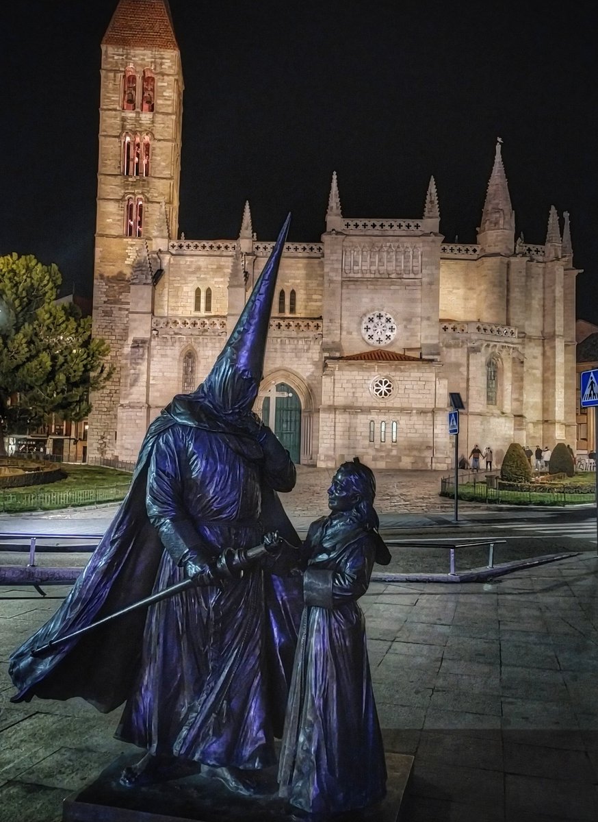 Escultura homenaje a la semana de Pasión vallisoletana, enfrente de la maravillosa Iglesia de La Antigua. #Valladolid

<a href="/MiguelBayn1/">Un Muchachito de Valladolid (Miguel Bayón)</a>
