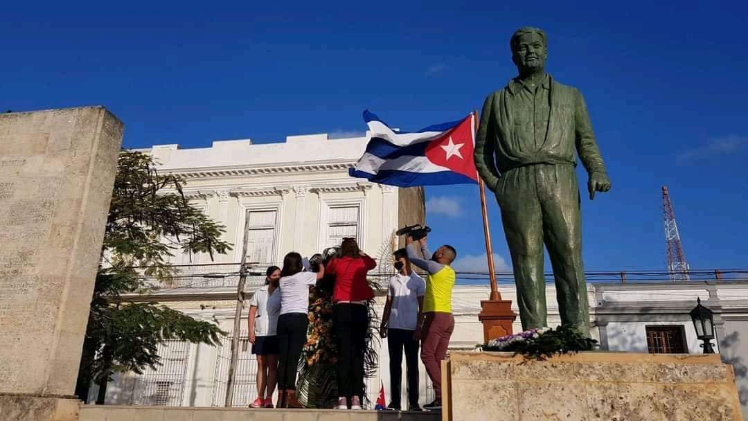 RadioRelojCuba's tweet photo. El pueblo cardenense, en representación de los #cubanos honró este domingo a José Antonio Echeverría y sus compañeros caídos en los sucesos del #13DeMarzo, a 65 años de la epopeya 
🔊 #CubaViveEnSuHistoria
🔊 #TomaDeRadioReloj
🔊 #FEUCuba 
🔊 #13deMarzo https://t.co/pZHKQzsBBj
