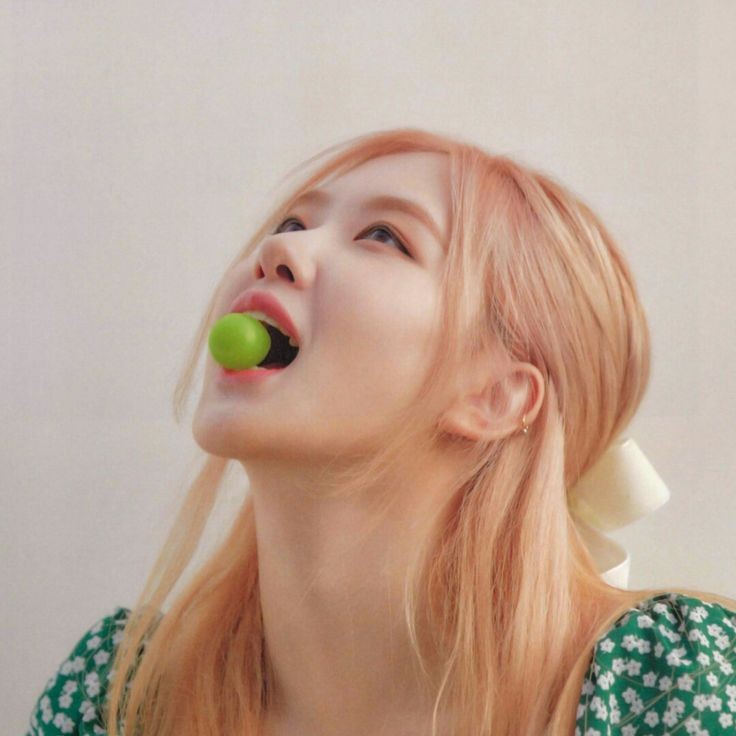 roseshourly's tweet photo. #로제 #ROSÉ https://t.co/iYTpP9v3yR