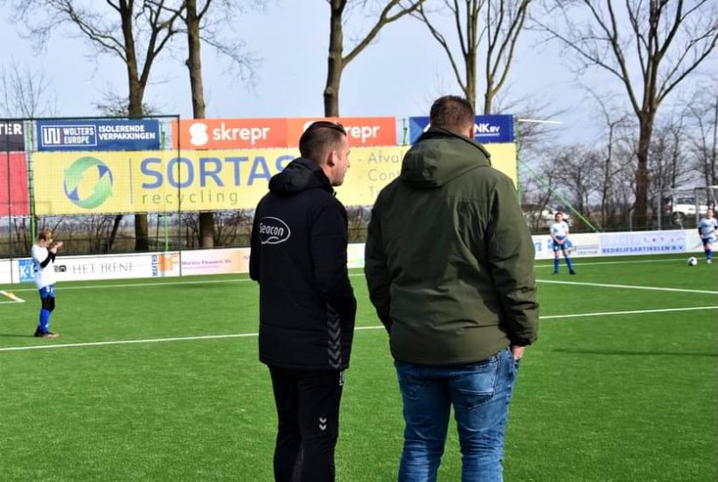 SVURK's tweet photo. Ook geen voetbal voor hoofdtrainer Gert Jan Karsten gisteren. Hij hielp de trainers van MO11 deze week met trainen en gisteren bij de wedstrijd als klap op de vuurpijl een ruime zege op de buren van @flevoboys #norvuren #eenclubbenjesamen https://t.co/2hyLNE0a6M