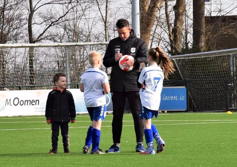SVURK's tweet photo. Ook geen voetbal voor hoofdtrainer Gert Jan Karsten gisteren. Hij hielp de trainers van MO11 deze week met trainen en gisteren bij de wedstrijd als klap op de vuurpijl een ruime zege op de buren van @flevoboys #norvuren #eenclubbenjesamen https://t.co/2hyLNE0a6M