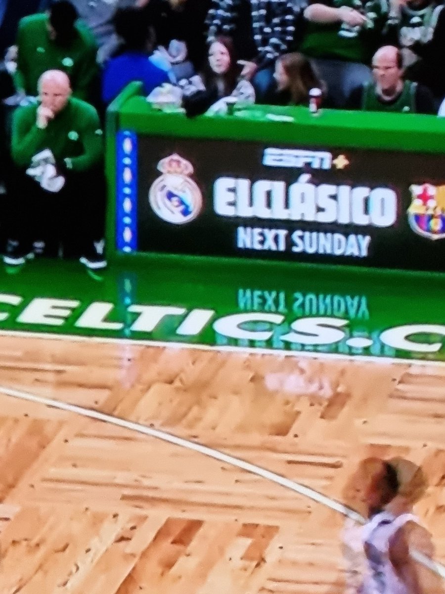 #NBASundays promocionando el clásico Reañ Madrid Barsa en la NBA. Pues si que es grande el futbol