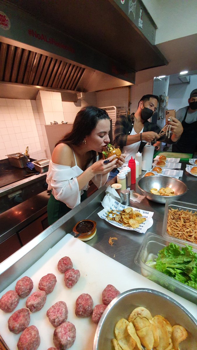 HootersPanama's tweet photo. Disfrutando de una buena tarde de #BurgerWeek con los foodies e influencers para preparar y degustar la Oh Daddy en Hooters.
¿Ya probaste la tuya?
Te estamos esperando...!!!
🦉🧡🍔
#burger #panama #burgerweekpty https://t.co/ndyHq62DuN