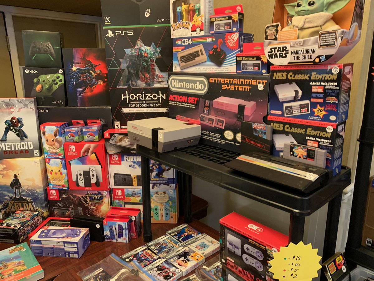 TriCitySwap's tweet photo. Lots of great stuff at the Stratford Game Swap today! Only three weeks left before the TriCitySwap! Can't wait to see everyone there! https://t.co/R2u3TFNCCj