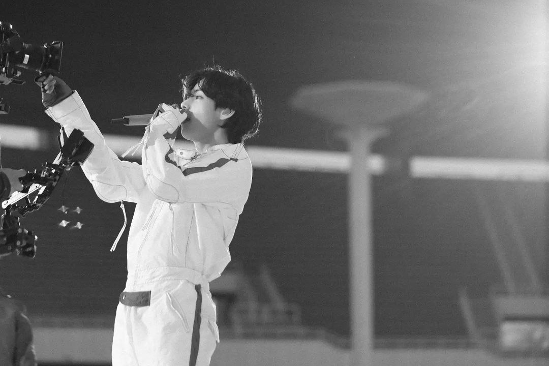 thvlina's tweet photo. DAY - 2 ♡
#kimtaehyung #TAEHYUNG #btsv #PTD_ON_STAGE_SEOUL #PTD_ON_STAGE_SEOUL_day2 https://t.co/A6xBKb1s58