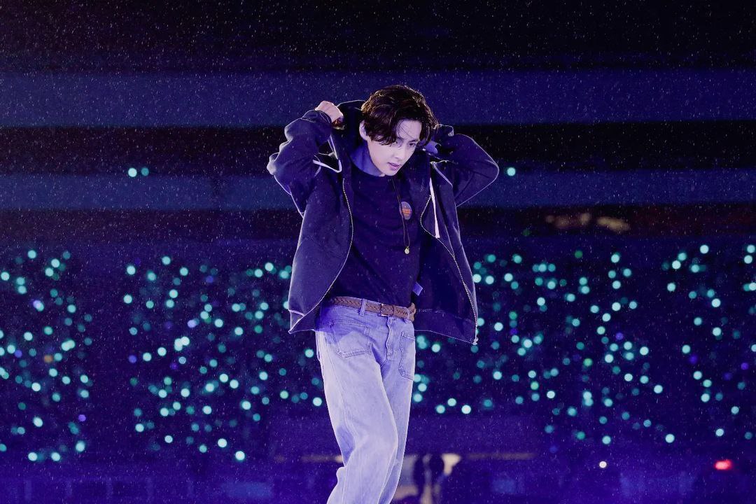 thvlina's tweet photo. DAY - 2 ♡
#kimtaehyung #TAEHYUNG #btsv #PTD_ON_STAGE_SEOUL #PTD_ON_STAGE_SEOUL_day2 https://t.co/A6xBKb1s58