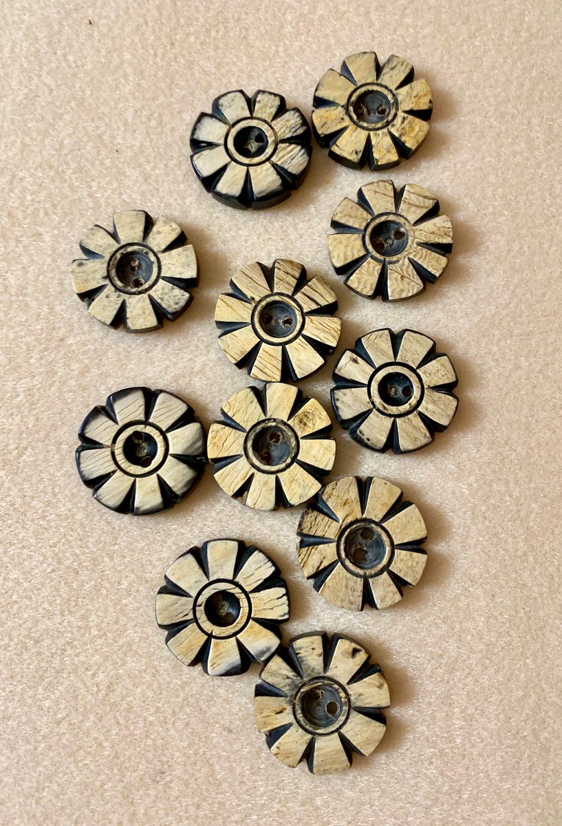 BySupply1's tweet photo. 11 Vintage 25mm large round 2 holes 2 tone wood flower buttons lot of 11 by BySupply https://t.co/RjWpb4TtyS #Etsy #bysupply #FlowerButtons https://t.co/01OcVFXWNc
