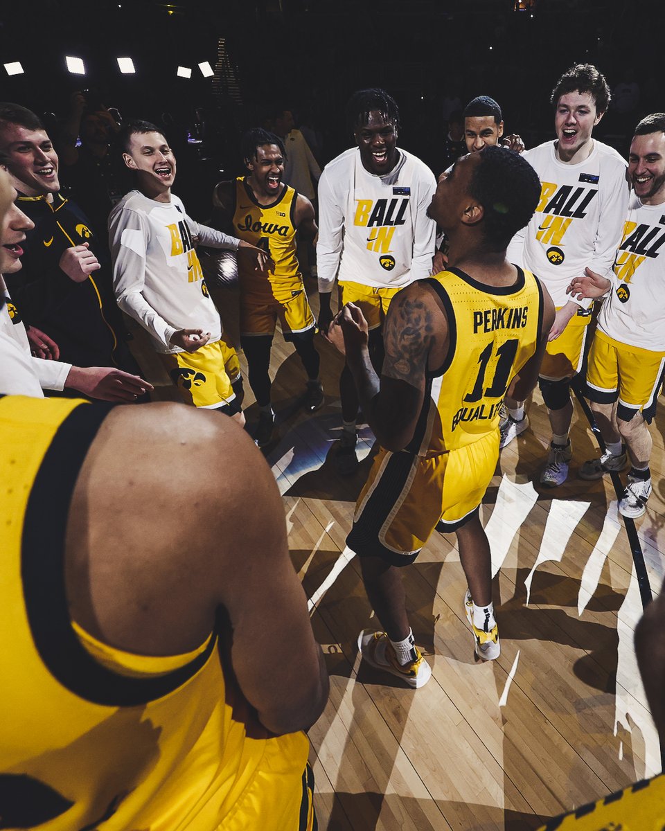 uiowa's tweet photo. Big Ten Tournament Champions @IowaHoops!!!! Go Hawks!! https://t.co/9aMsc5kolt