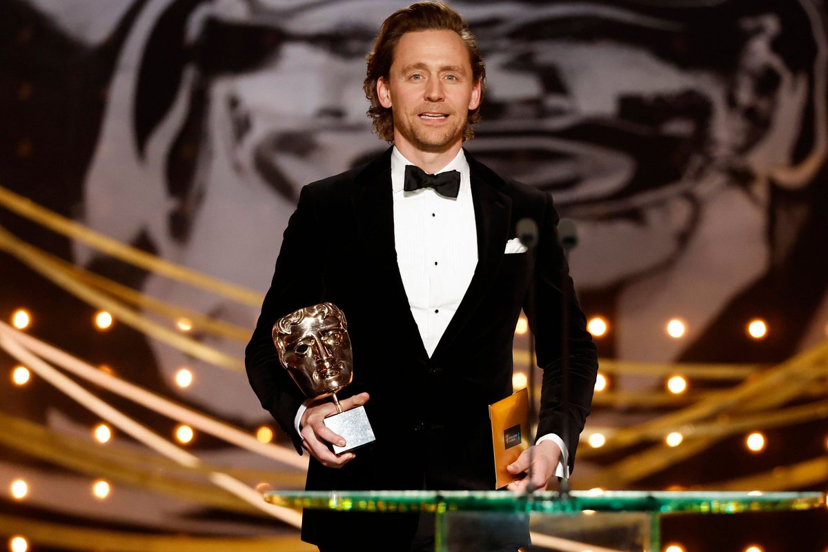 hiddlesmikaelsn's tweet photo. Tom Hiddleston es la representación exacta de envejecer como el vino ♡ https://t.co/J0aj4l7kyj