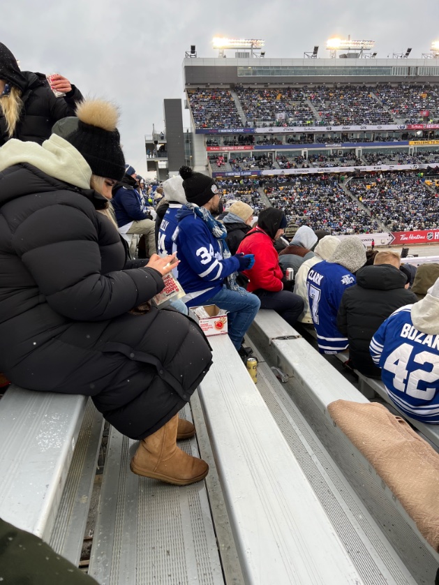 A very Canadian moment. Leafs fan brought a box of hand warmers and is handing them out to folks nearby at the #HeritageClassic #NHL #GoLeafsGo <a href="/MapleLeafs/">Toronto Maple Leafs</a>