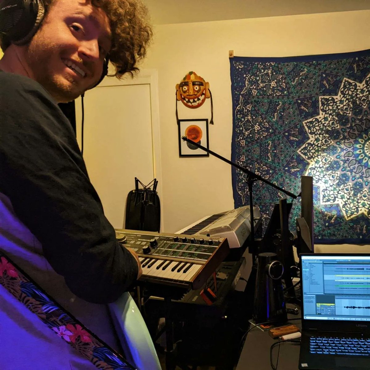 viewfindersDEN's tweet photo. Some more recording for the new tracks!  Da Bass and Zi Guitars.  Gotta love it!

#indiemusic #indierock #dreampop #guitar #bass #recording #denvermusicscene #denvermusicians #denvermusic #coloradomusicians #coloradomusicscene #coloradomusic https://t.co/UiiXKrWSxH