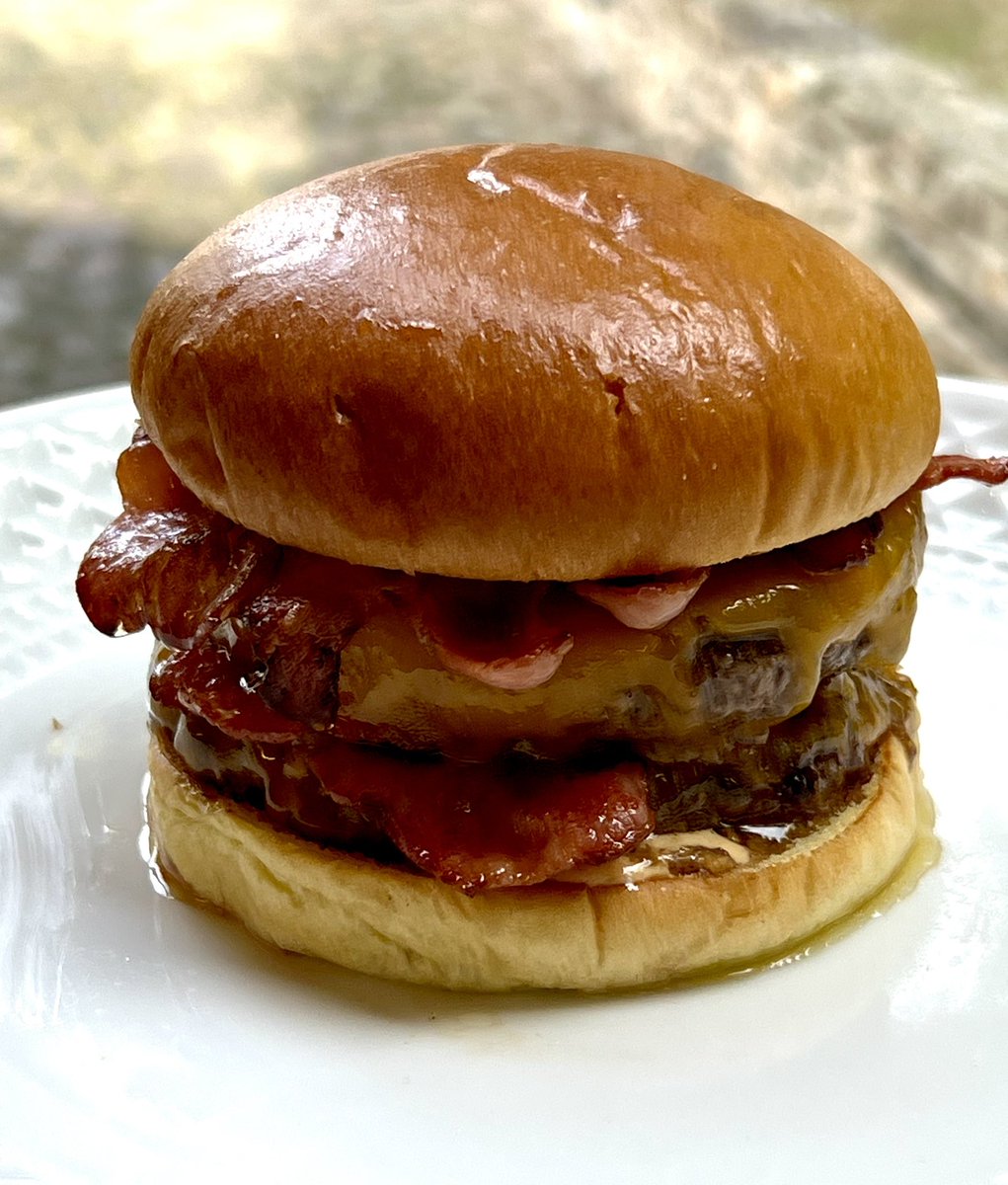 Y la mejor hamburguesa es … ¿Por qué motivos la hamburguesería madrileña Junk Burger, con una receta de César Peña, ha ganado el II Campeonato de España de Hamburguesas? ¿Cómo influyen en los resultados, la carne, el pan y los aderezos?  elpais.com/elpais/2022/03…