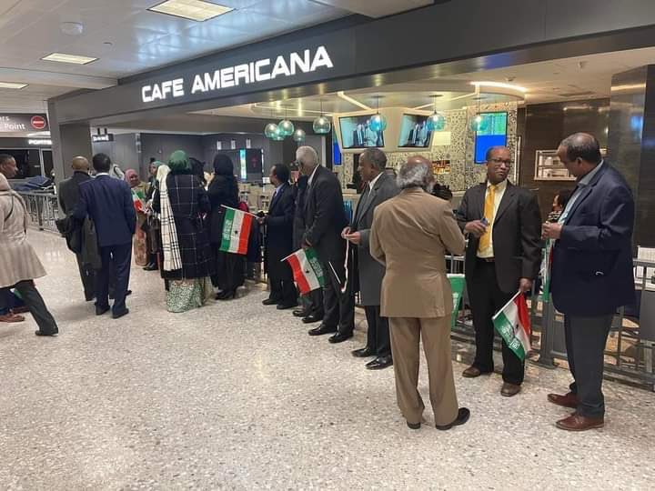 SanaagSb's tweet photo. Fadeexad iyo ceeb ayaa ku dhacday gacan ku dhiigle Muse Bihi oo Dulles International Airport ay ku soo dhoweeyeen dad aad u tiro yar oo niyad jabsan! Waxaa xusid muddan in aanay meesha cidina ka joogin dowlada Maraykanka. #Somalia https://t.co/iCTqszhYBG