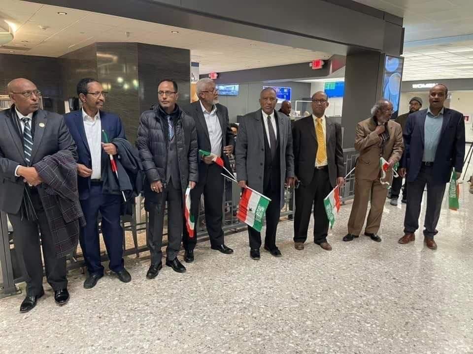 SanaagSb's tweet photo. Fadeexad iyo ceeb ayaa ku dhacday gacan ku dhiigle Muse Bihi oo Dulles International Airport ay ku soo dhoweeyeen dad aad u tiro yar oo niyad jabsan! Waxaa xusid muddan in aanay meesha cidina ka joogin dowlada Maraykanka. #Somalia https://t.co/iCTqszhYBG