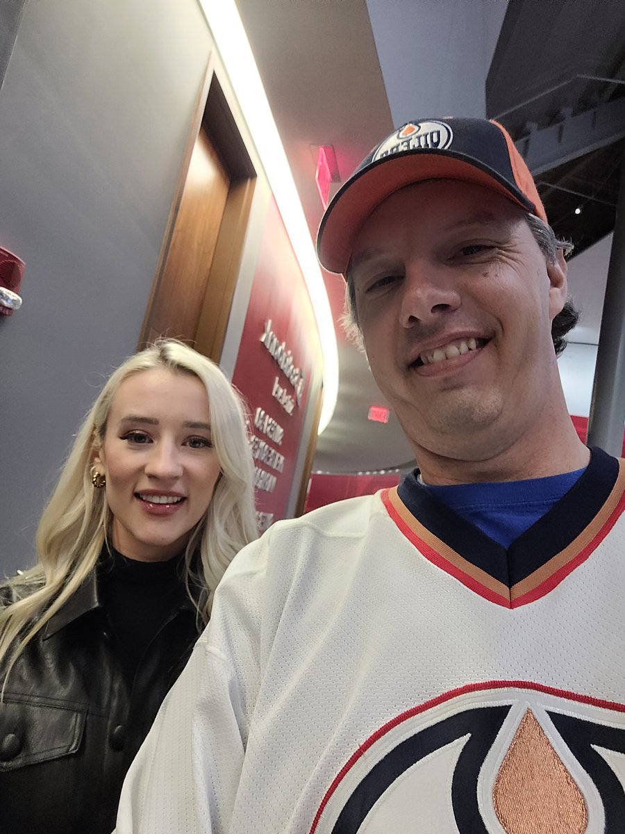 bobgoalie1's tweet photo. With Lauren Kyle, Connor McDavid's girlfriend. Or should I say ex-girlfriend now that she met a real man.
J/k. She was very nice. https://t.co/0ajnPQuW5I