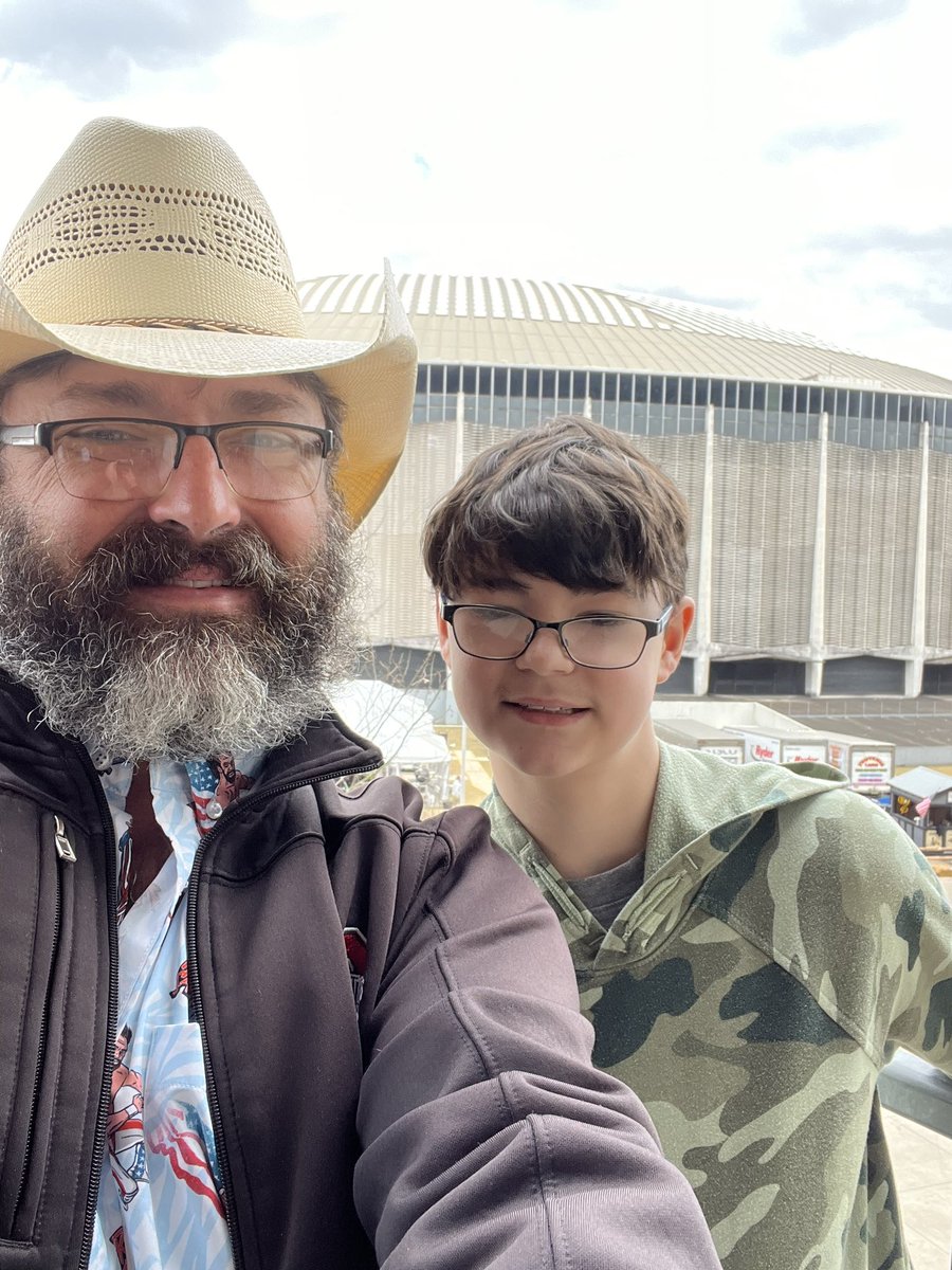 Brandon1430's tweet photo. #houstonrodeo https://t.co/RtntE6vcd2