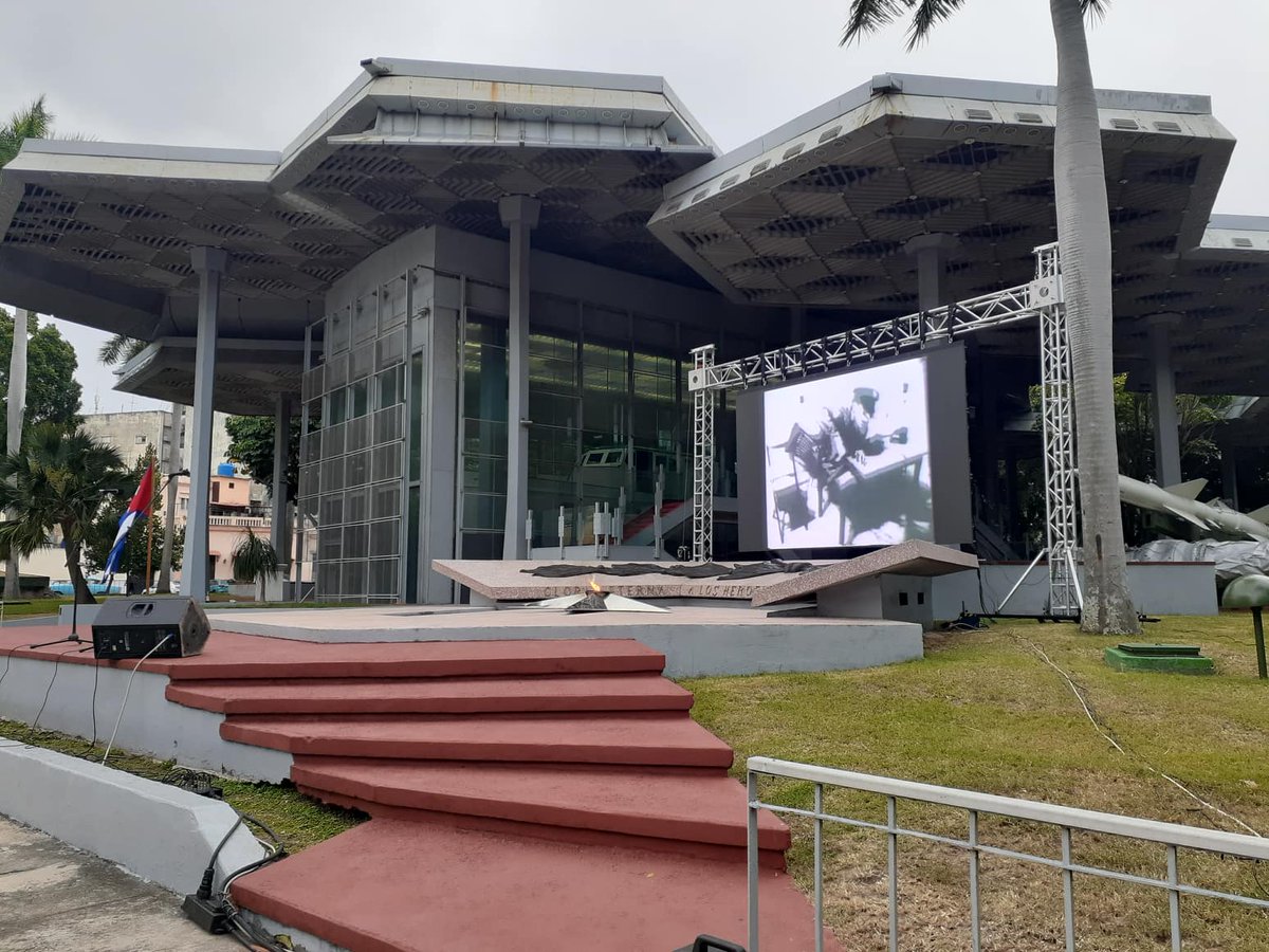RadioRelojCuba's tweet photo. Desde el Museo de la Revolución, antiguo Palacio Presidencial, en La #Habana, #Cuba, se rinde merecido homenaje a los héroes y mártires de los sucesos del #13DeMarzo de 1957 
🔊 #CubaViveEnSuHistoria
🔊 #TomaDeRadioReloj
🔊 #FEUCuba 
🔊 #13deMarzo https://t.co/sF5qwxJH2H