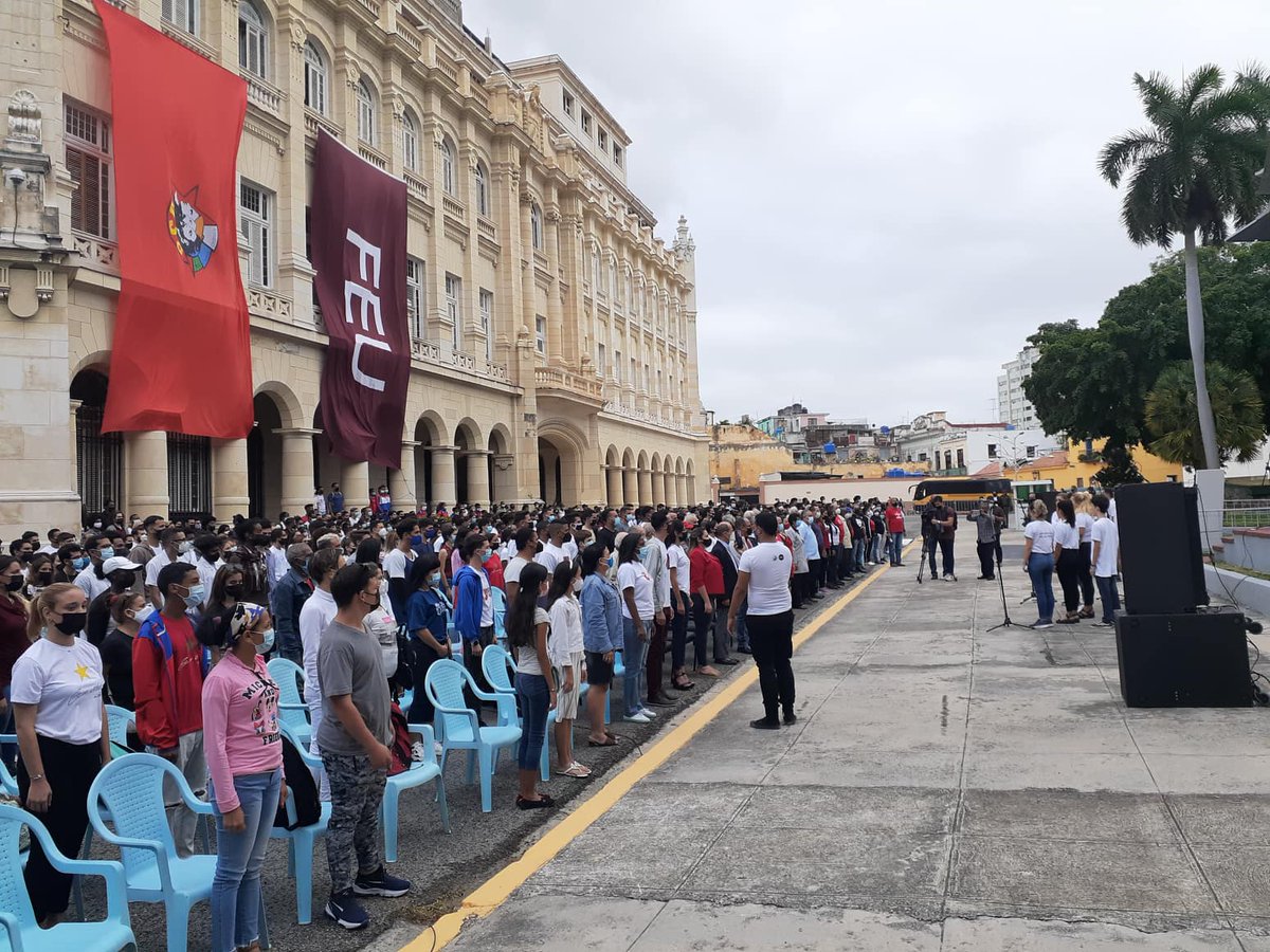 RadioRelojCuba's tweet photo. Desde el Museo de la Revolución, antiguo Palacio Presidencial, en La #Habana, #Cuba, se rinde merecido homenaje a los héroes y mártires de los sucesos del #13DeMarzo de 1957 
🔊 #CubaViveEnSuHistoria
🔊 #TomaDeRadioReloj
🔊 #FEUCuba 
🔊 #13deMarzo https://t.co/sF5qwxJH2H