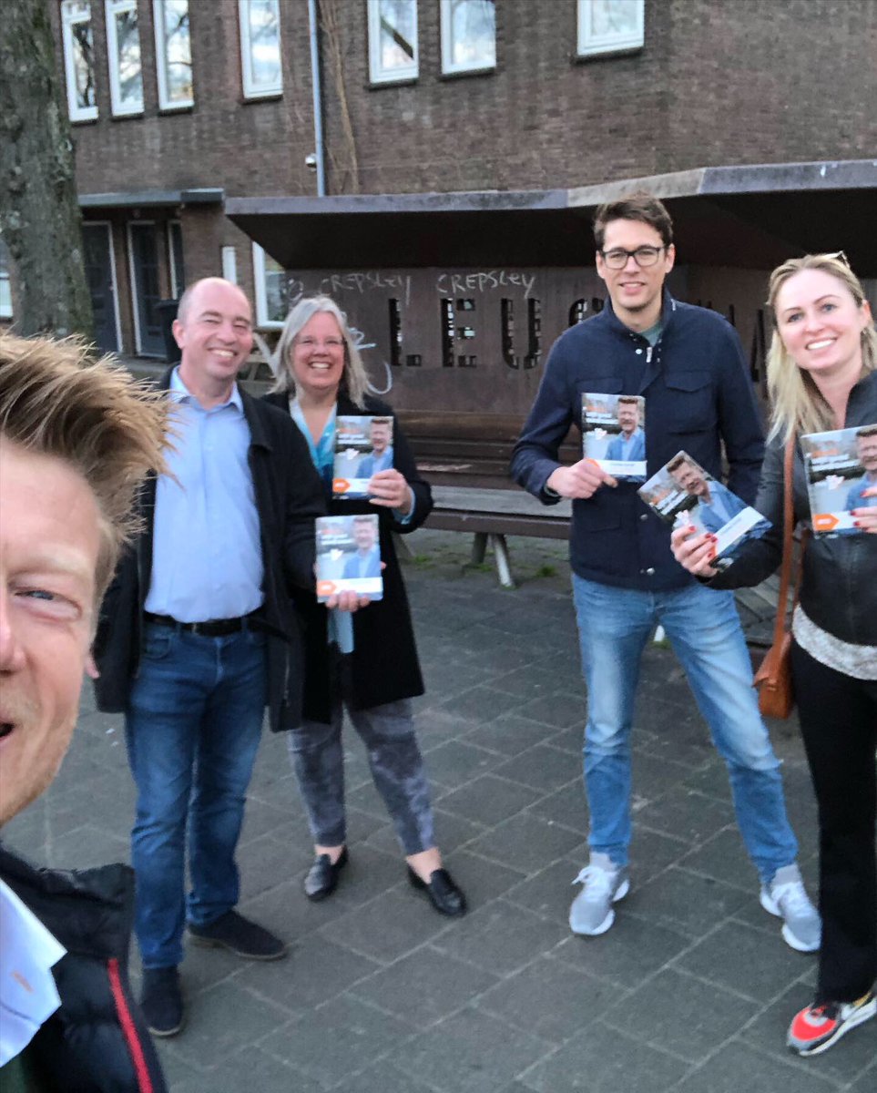 Wat een geweldig team om vanavond mee te flyeren in #ondiep! Als dé spelverdeler en #10 van de <a href="/VVDUtrecht/">Utrechtse VVD</a> werd ik ondersteund door onze voorzitter <a href="/petrahabets/">Petra Habets</a> ons eiguh Utregse Kamerlid <a href="/QueenyRaj/">Queeny Rajkowski</a> good old <a href="/eijndhovenlex/">Lex v Eijndhoven</a> #ervaltwattekiezen #10VVDUtrecht #gr22 <a href="/SamenOndiepPijl/">OndiepPijlsweerd</a>