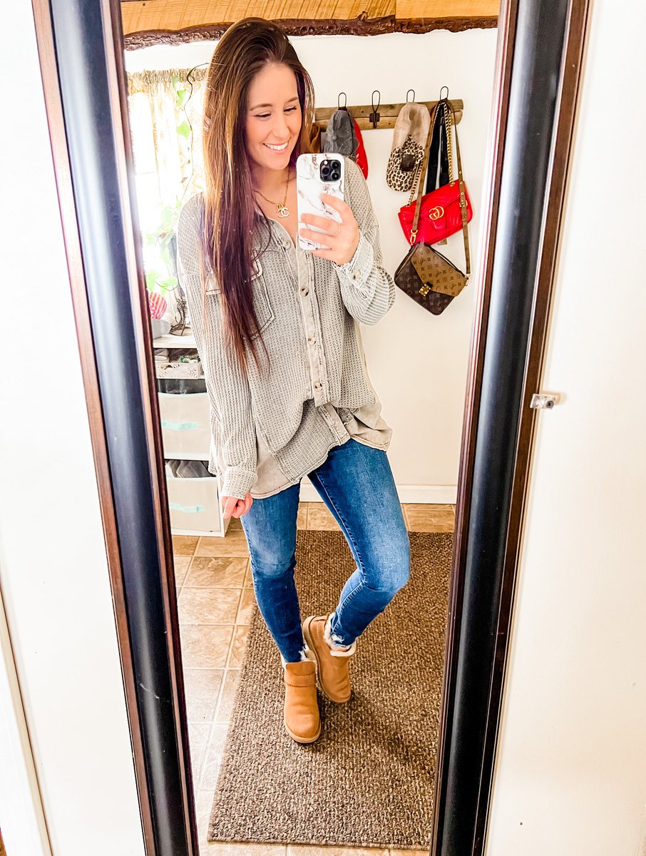 Mom and dad date night… you better believe we are redeeming those Olive Garden gift cards tonight 😋🍴These jeans are over here making me feel extra skinny before I go crazy on some pasta 🍝 and bread sticks 🥖

#liketoknowit #ltkjeans #ootn #datenight #shoecrush #uggs