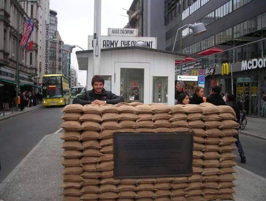 #checkpointcharlie 

BERLİN   i TV lerde görmüşler...

İngiltere de tası tarağı topladı....
Otur Türkler den ve Yunanlılardan özür dile ....

İtalya prestij kültür moda müzik araba mutfak diye baştacı Almanya da..
İtalya da alır parayı her türlü...