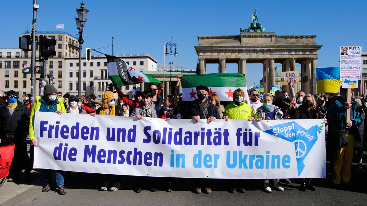 JDemnitz's tweet photo. Zehntausende Menschen haben erneut gegen Putins Angriffskrieg gegen die #Ukraine protestiert. #Friedensdemo
https://t.co/P8jESAHZv7 https://t.co/liBd1BA2LK