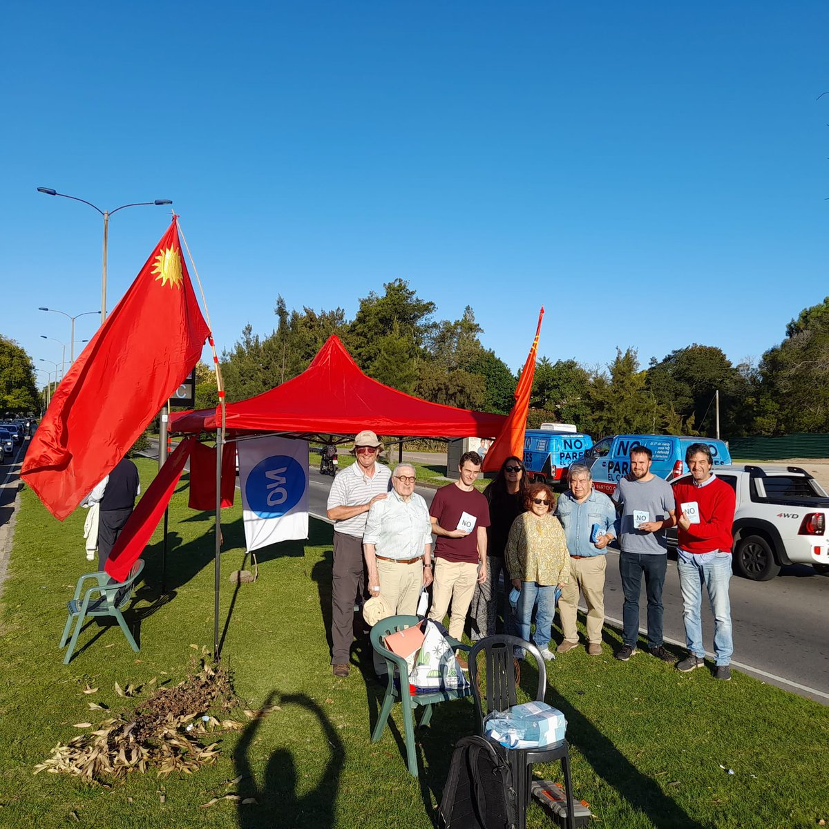 CarlosRydstrom's tweet photo. Otra tarde de militancia de cara al 27, reparto de papeletas junto al Club Zonal del Municipio. Especial mención para el Concejal @franciscozas_ que salió a militar el día de su cumpleaños 💪🏼🇺🇾
#NoParesElCambio
#NoDerogo https://t.co/iPlALKJBA0