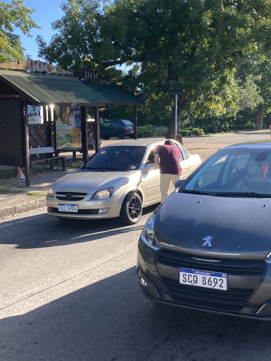 CarlosRydstrom's tweet photo. Otra tarde de militancia de cara al 27, reparto de papeletas junto al Club Zonal del Municipio. Especial mención para el Concejal @franciscozas_ que salió a militar el día de su cumpleaños 💪🏼🇺🇾
#NoParesElCambio
#NoDerogo https://t.co/iPlALKJBA0