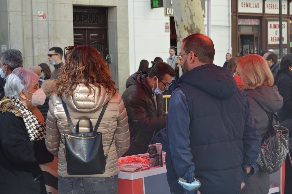 PSOEMCentro's tweet photo. ¡Hemos salido a la calle, hoy domingo en #ElRastro, en una acción coordinada del @psoe_m!

👉🏼Un lugar idóneo en el que hemos trabajado mano a mano con los comerciantes llevando sus reivindicaciones al #PlenoCentro 🏛.

#ElMadridQueMerecemos https://t.co/YfubgxdWKq