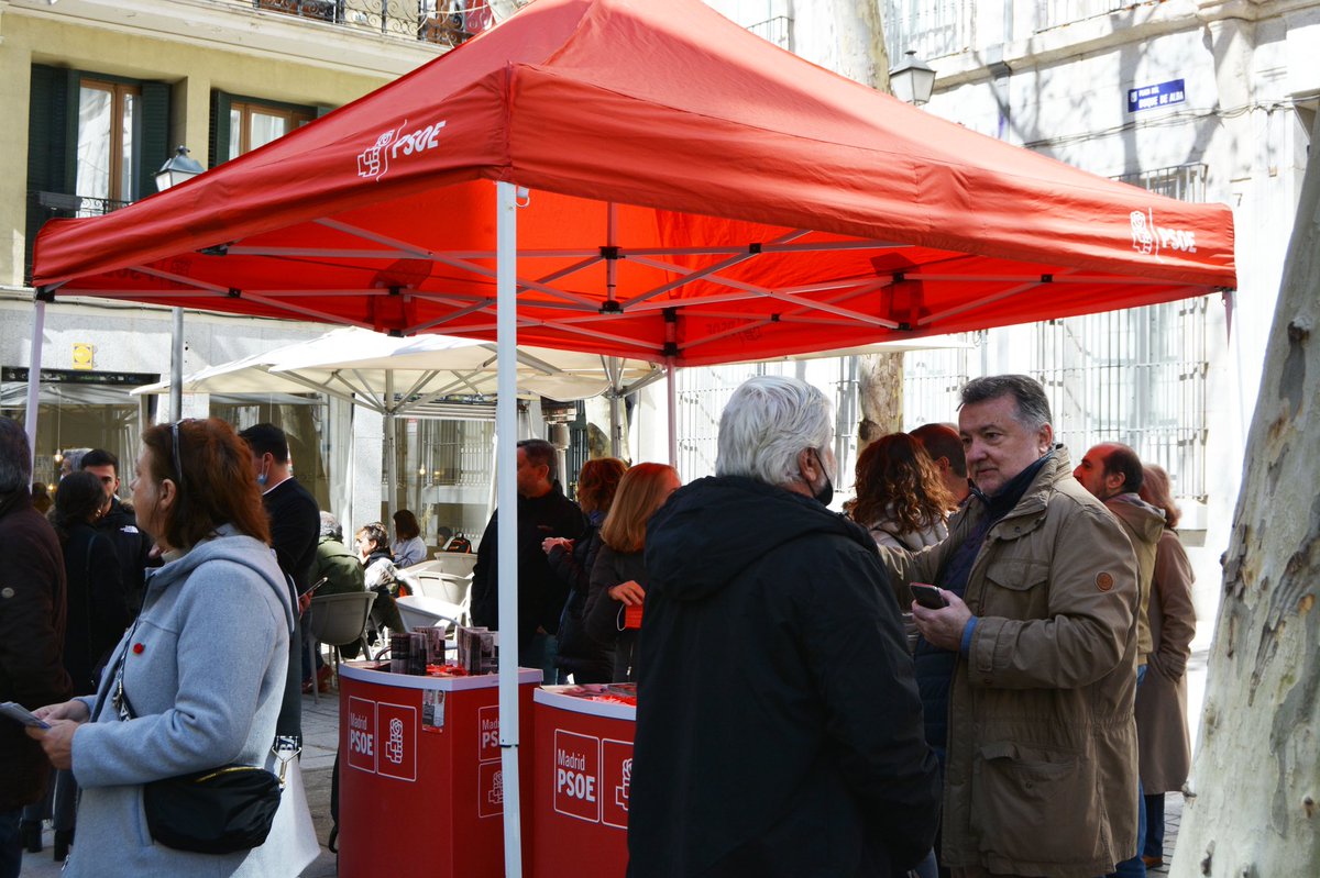 PSOEMCentro's tweet photo. ¡Hemos salido a la calle, hoy domingo en #ElRastro, en una acción coordinada del @psoe_m!

👉🏼Un lugar idóneo en el que hemos trabajado mano a mano con los comerciantes llevando sus reivindicaciones al #PlenoCentro 🏛.

#ElMadridQueMerecemos https://t.co/YfubgxdWKq