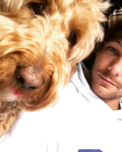 todays1dhistory's tweet photo. Today (March 14) in 2018 - Louis has a mini photo shoot with Bruce ☺☺

via his Insta https://t.co/wb14DNLRI0
