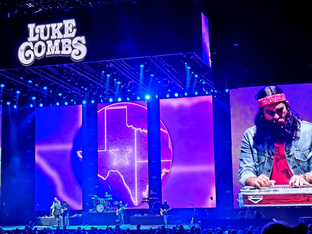 CountryNationIT's tweet photo. Terrific performance by @lukecombs right NOW in London, UK, @C2Cfestival!
#LukeCombs #C2CLondon #c2c2022 https://t.co/DJUPf34eUG