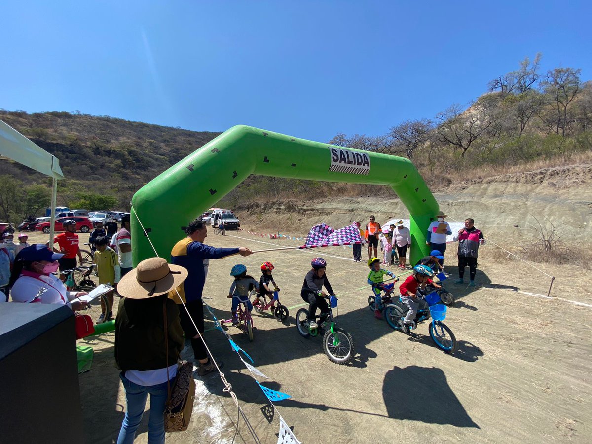 INE_Oaxaca's tweet photo. 🏁🏅¡¡Llegaron a la meta!!🏅🏁 Agradecemos la participación de todas y todos los participantes en la 🚴‍♂️"Rodada por la Participación Ciudadana"🚴‍♀️.
Gracias a ustedes el #INEOaxaca sigue fortaleciendo el empoderamiento ciudadano, a través del ejercicio de la democracia y el #voto. https://t.co/7BQJYlAusU