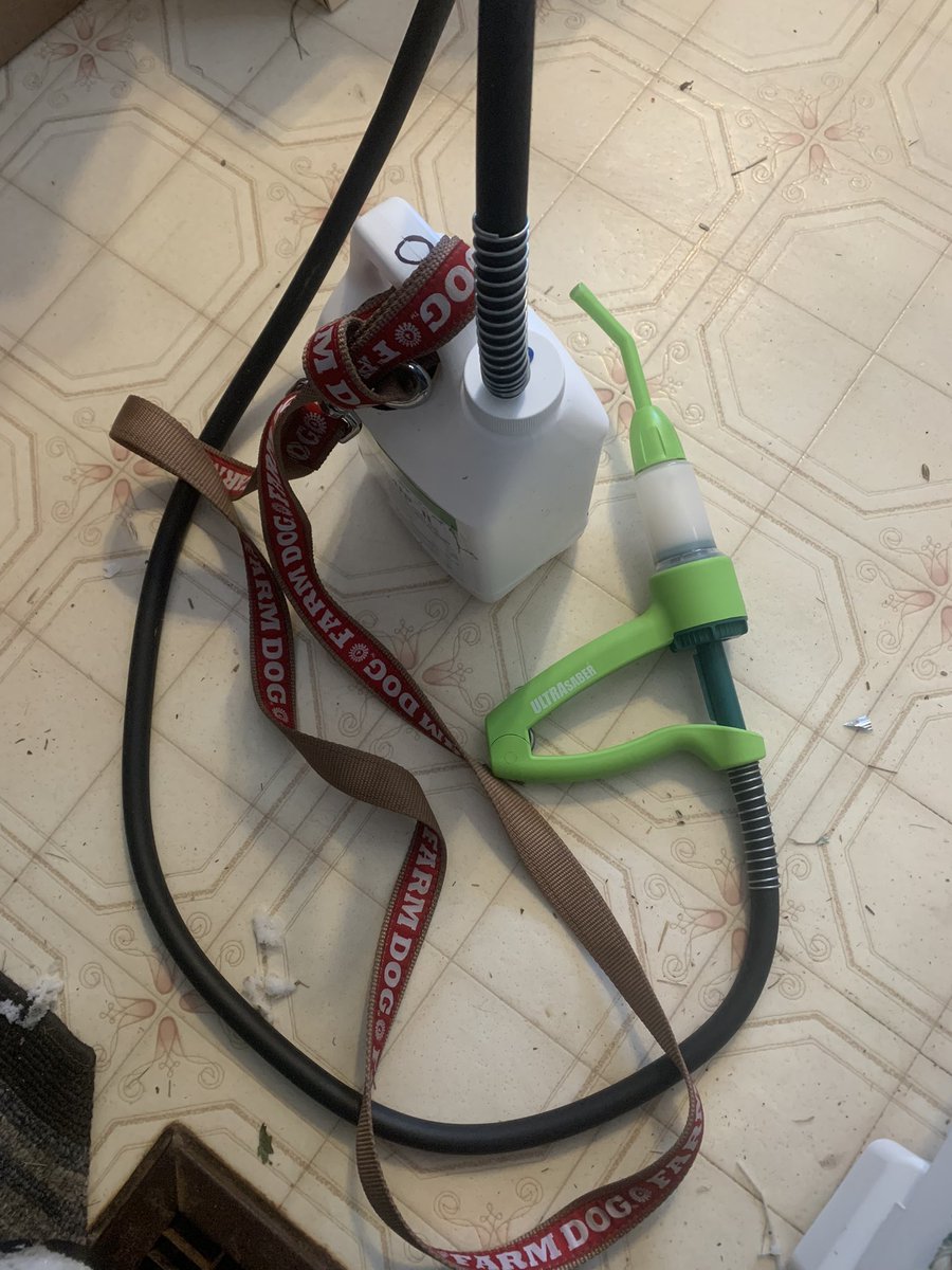 drstaceyangus's tweet photo. When you need to put some lice treatment on your cows but need it to be portable, you use your dog’s leash to fashion it a cross-body purse and head out for a toodle. Now my girls will feel much better! #vetlife #vethack #farmhack https://t.co/W8awavHWu3