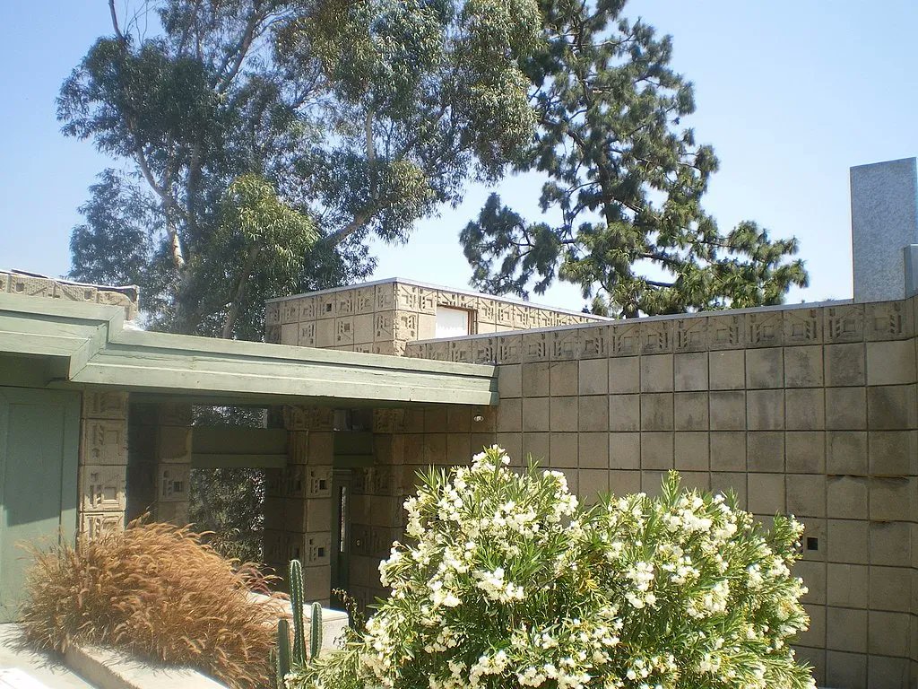 IdealDrapes's tweet image. Frank Lloyd Wright's Freeman House has found a buyer in Los Angeles | buff.ly/3BWHkJh