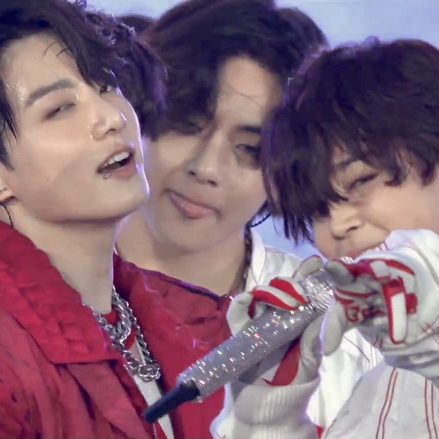UniversBTS_'s tweet photo. 📸 Maknae line 😮‍💨😍

one time for                         two times for
the present                          for the past 

🦩@BTS_twt #BTS_PTD_ON_STAGE_SEOUL_Day3 https://t.co/kpTUDXGyNY