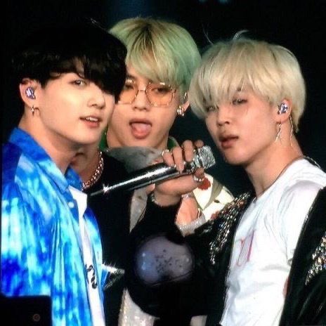 UniversBTS_'s tweet photo. 📸 Maknae line 😮‍💨😍

one time for                         two times for
the present                          for the past 

🦩@BTS_twt #BTS_PTD_ON_STAGE_SEOUL_Day3 https://t.co/kpTUDXGyNY