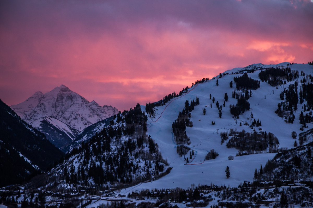 AspenSnowmass's tweet photo. The sun is staying up and we’re staying open! Come on out for sunset skiing tomorrow at Buttermilk. We’ll be keeping the lifts turning until 6pm.

Don’t forget to change your clocks—see you on the slopes! https://t.co/D7EcoFX1GD
