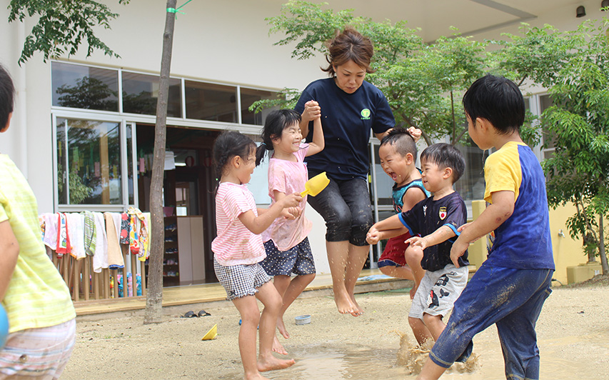 resort_hoiku's tweet photo. 🌺掲載園の紹介🌻

【幼保連携型認定こども園　かぐらこども園】

《保育の特色》
広々とした園舎、戸外遊びを通して、子ども達の「やりたい！」を引き出す環境を整え、心と体の健全な発育を促しています👦🏻👧🏻✨

#保育士求人 #沖縄 
https://t.co/8MZEBeCLTr https://t.co/XQR5Fd8dNE