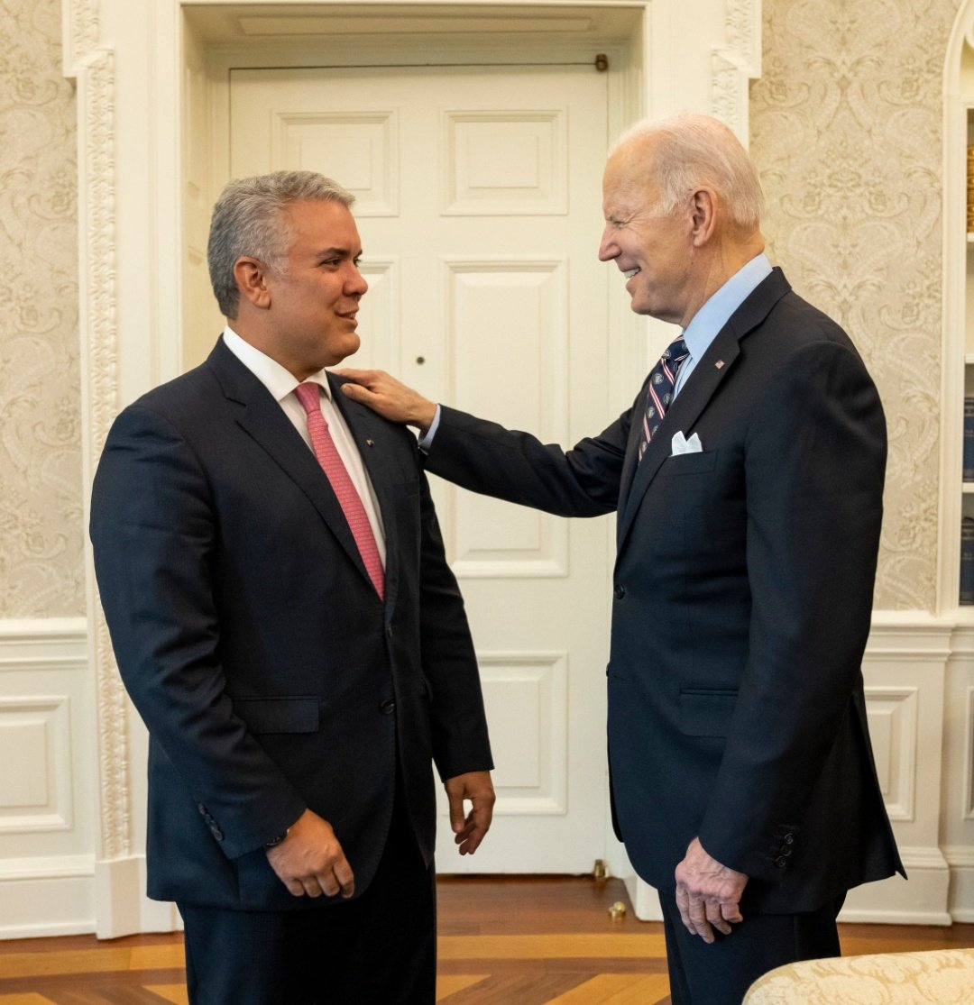 - Duque "yo le puedo ofrecer petróleo, presidente Biden, no se lo pide al rrrrrrEgimenn de Maduro, por favor"
- Biden "que ingenuo eres muchacho; lo tuyo es mercenarios y cocaína".