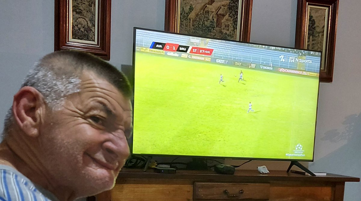 marcuspai's tweet photo. Eu e o Marcio Gartner da APAE de Brusque torcendo pro Bruscão. Manda um salve pro Marcio. Parabens pela transmissão.#CatarinenseFort https://t.co/bfSX30zjtr
