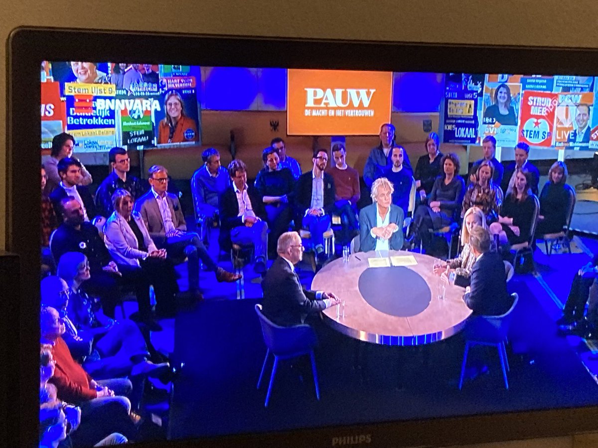 Poster van PCW met Jannes Berghout in beeld bij programma Pauw-De macht en het vertrouwen. Inzoomen rechts! Goed programma!