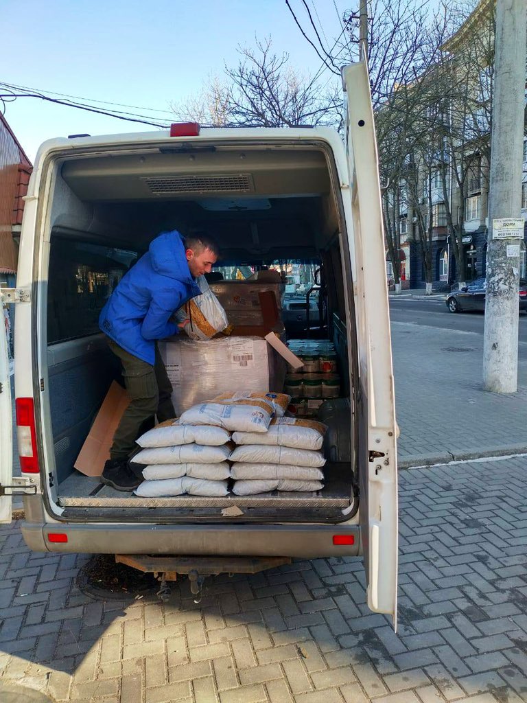 natemook's tweet photo. Food delivery to Mykolaiv, Ukraine! With the city under attack, food supplies have been running low—so the @WCKitchen team sent a truck from Lviv to support our restaurant partners there cooking for shelters &amp; hospitals. We also sent another truck to Odessa! #ChefsForUkraine 🇺🇦 https://t.co/wxLhNlhYeh