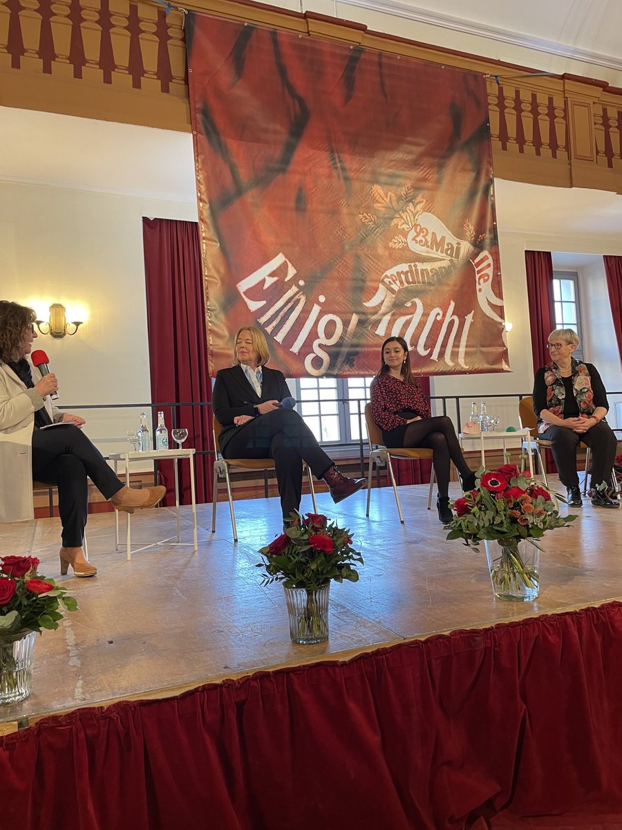 aydanedas's tweet photo. Heute war der Frauenempfang der SPD #Erlangen. Hauptrednerin war Bundestagspräsidentin @baerbelbas. Danach durfte ich mit Bas, MdB @stamm_fibich und Heide Mattischeck (MdB 1990-2002) über unsere Erfahrungen und aktuelle Herausforderungen in der Gleichstellungspolitik diskutieren. https://t.co/7TFX0sv6ig
