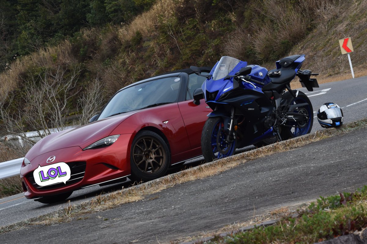 fall_Formula1's tweet photo. 先日納車された報告🙆‍♀️

MT-03からYZF-R7（RM39J）に乗り換えたで〜🤙🤙🤙
ってことで昨日は友人を巻き込んで納車&amp;撮影ツーリング。

はぇ〜最高かよ。。。
撮影担当両名あざした😎

※2枚目は顔が写ってたのでハチャメチャに弄ってます。

#YAMAHAが美しい 
#YZFR7
#RM39J
#バイク
#OW02ではない https://t.co/tqomCX3HPk