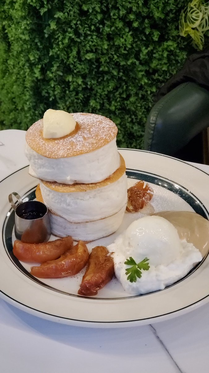 VintageRobo's tweet photo. Fuwa pancakes from Gram café 🥞🥞🥞 super moist and wiggly! Got the Apple &amp; Tea cream flavor. I recommend 👌 https://t.co/LSijYHSVFl
