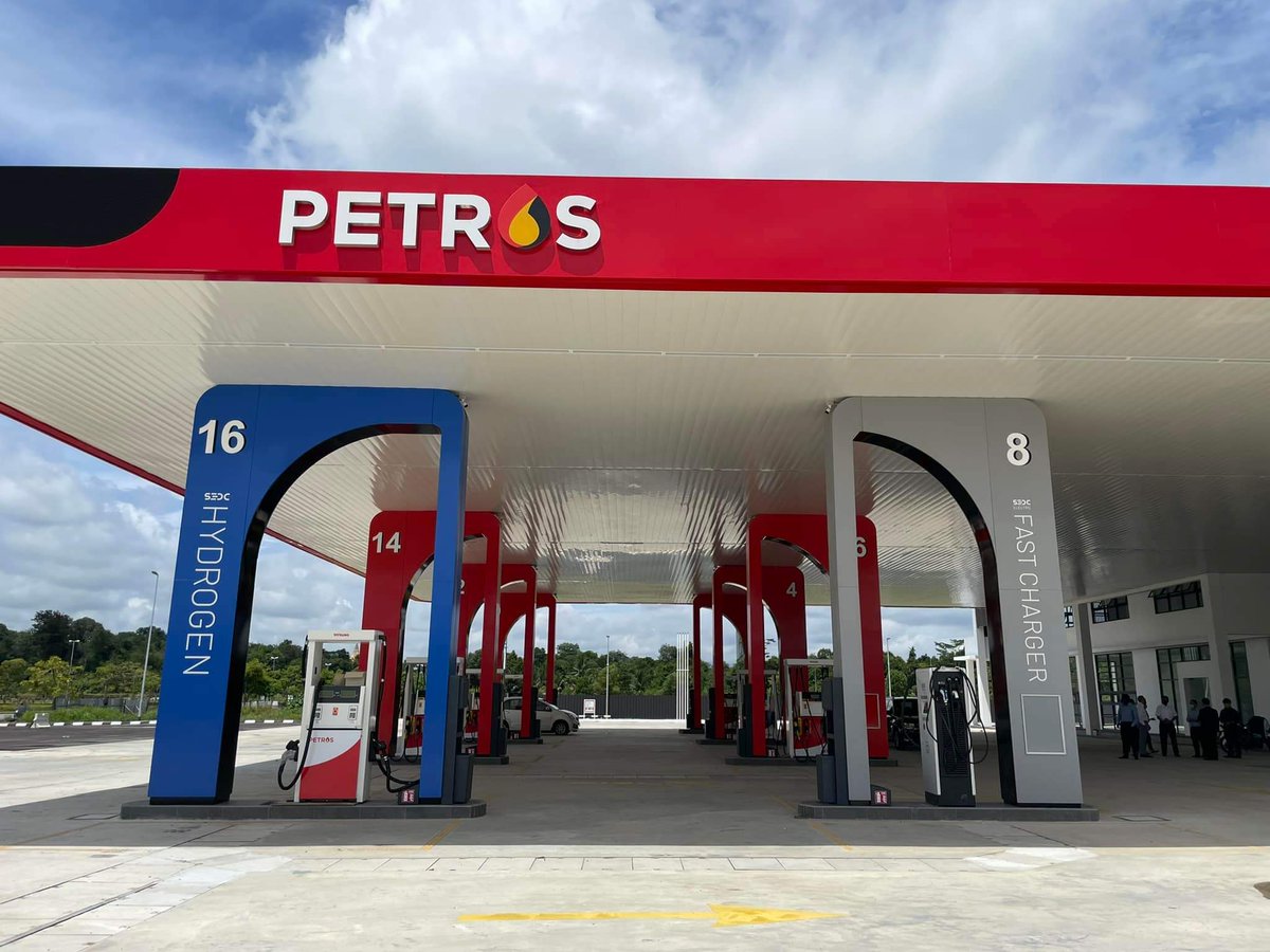 fazlihalimmedia's tweet image. Bukan luar negara tapi Malaysia !

Petros Kuching Sarawak menyediakan terminal khas untuk kenderaan Elektrik dan Hydrogen. Fast Charging yg dibekalkan drpd 60kWh sehingga 120kWh. Semenanjung pon belum ada port khas mcm ni even kebanyakan negara maju yg bangunkan EV